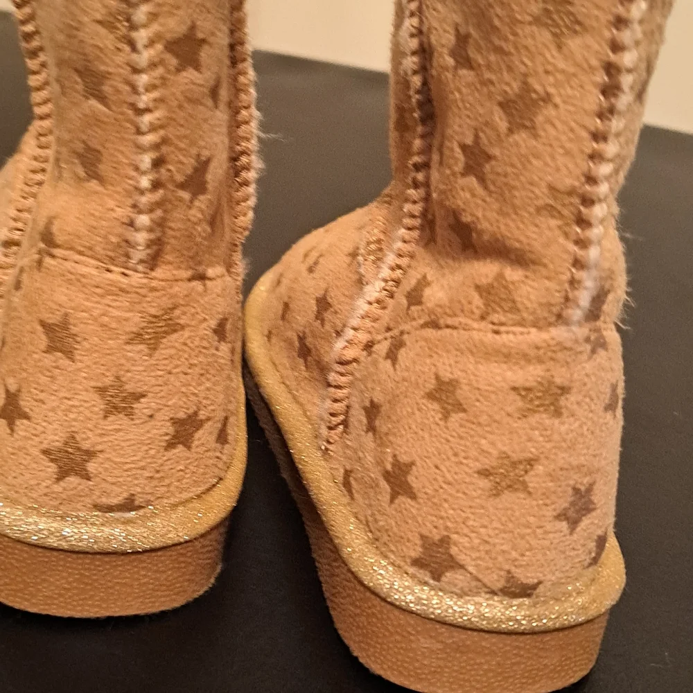 Toddler Girls tan boots good preloved condition.
